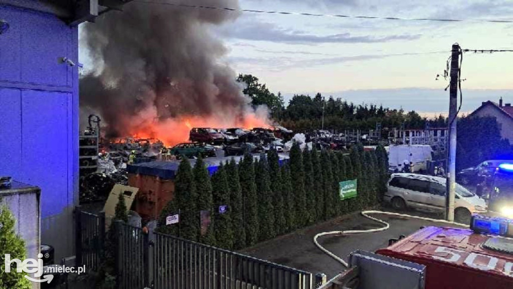 Pożar złomu samochodowego w Maliniu