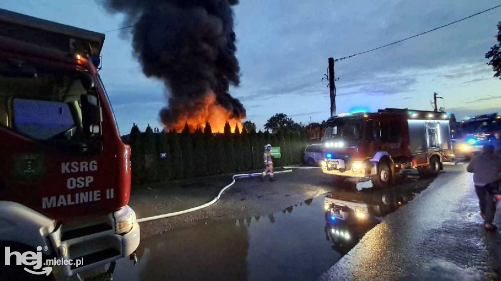 Pożar złomu samochodowego w Maliniu