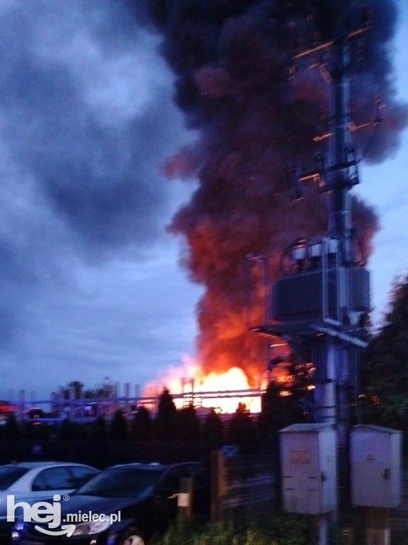 Pożar złomu samochodowego w Maliniu