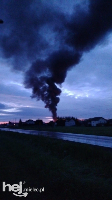 Pożar złomu samochodowego w Maliniu