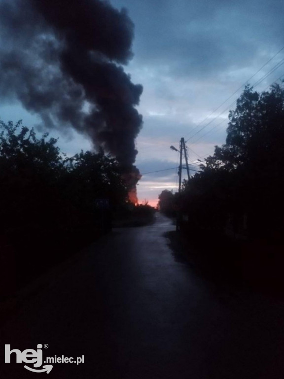 Pożar złomu samochodowego w Maliniu