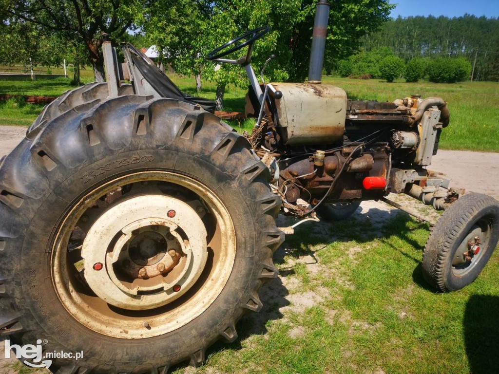 Ukradł ciągnik i szybko go przemalował