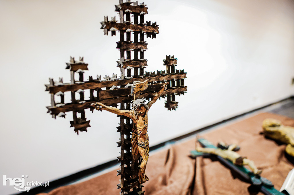 Wystawa „Motywy religijne rzeźbie ludowej na przestrzeni wieków” na Zamku Baranów Sandomierski
