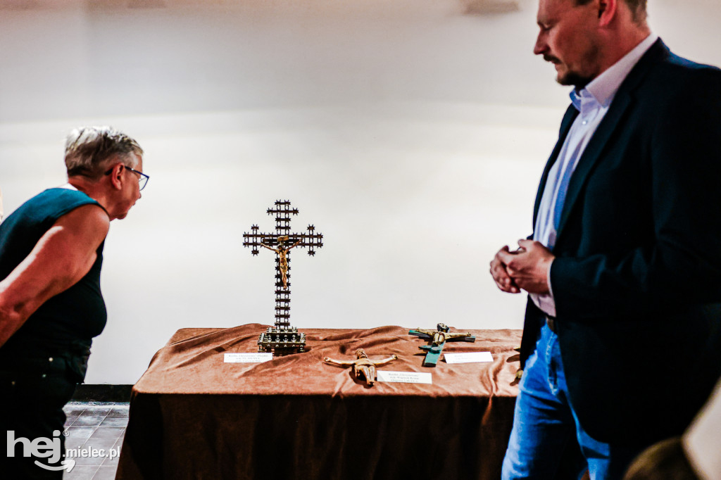 Wystawa „Motywy religijne rzeźbie ludowej na przestrzeni wieków” na Zamku Baranów Sandomierski
