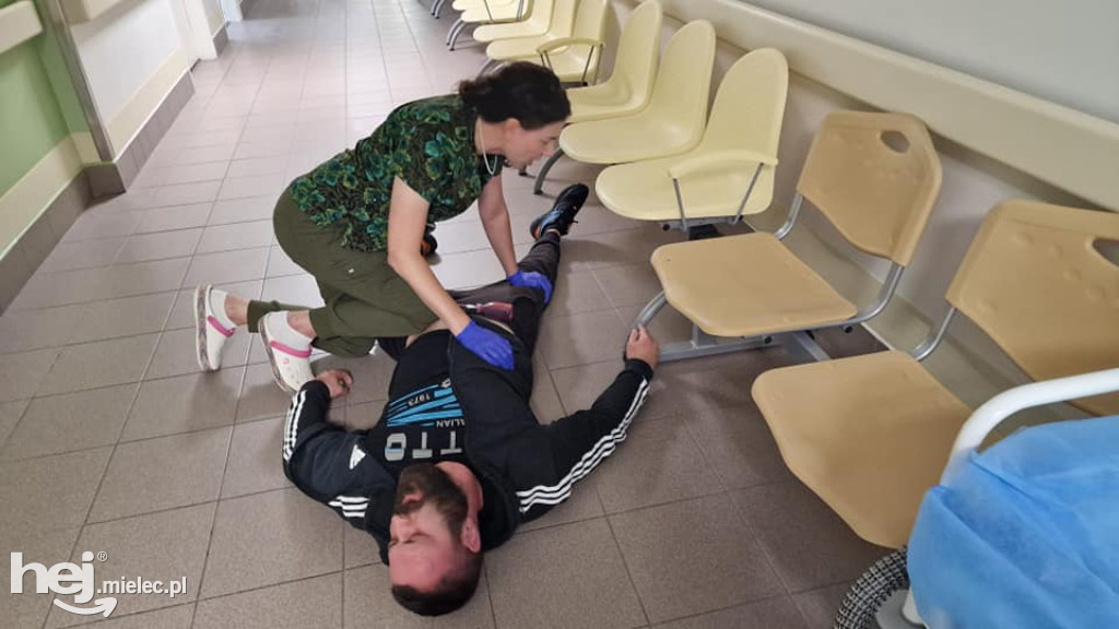 Ćwiczenia służb ratunkowych: nożownik