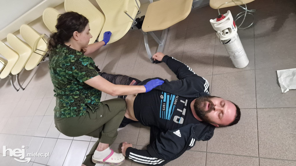 Ćwiczenia służb ratunkowych: nożownik