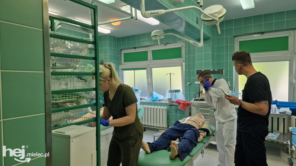 Ćwiczenia służb ratunkowych: nożownik