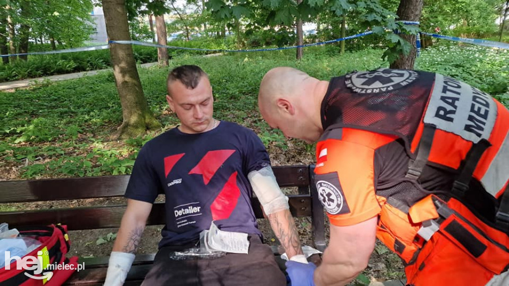 Ćwiczenia służb ratunkowych: nożownik