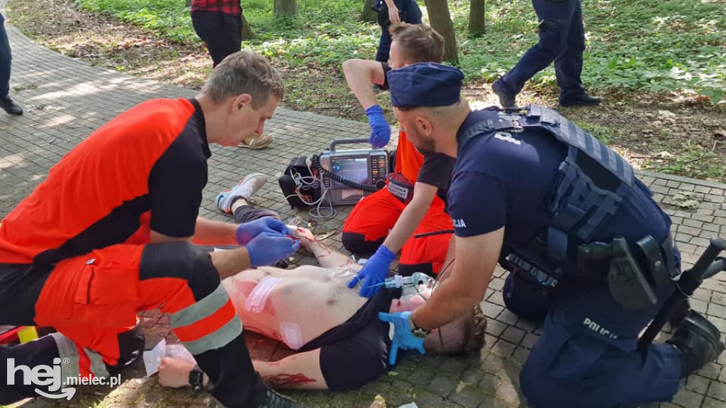 Ćwiczenia służb ratunkowych: nożownik