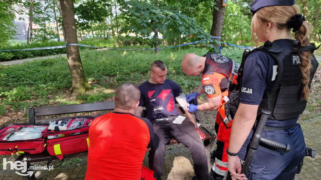 Ćwiczenia służb ratunkowych: nożownik