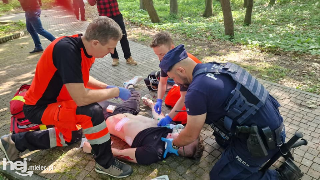 Ćwiczenia służb ratunkowych: nożownik