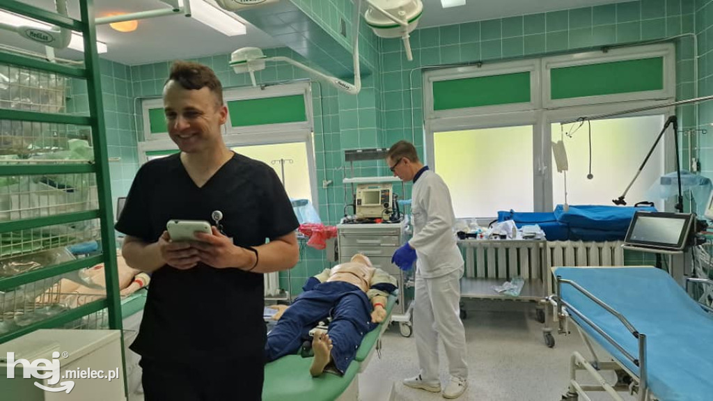 Ćwiczenia służb ratunkowych: nożownik