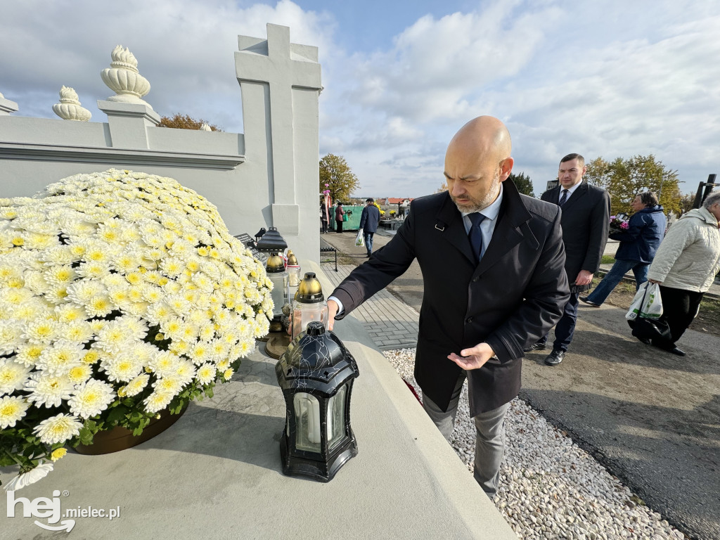 Znicze na grobach zasłużonych mielczan