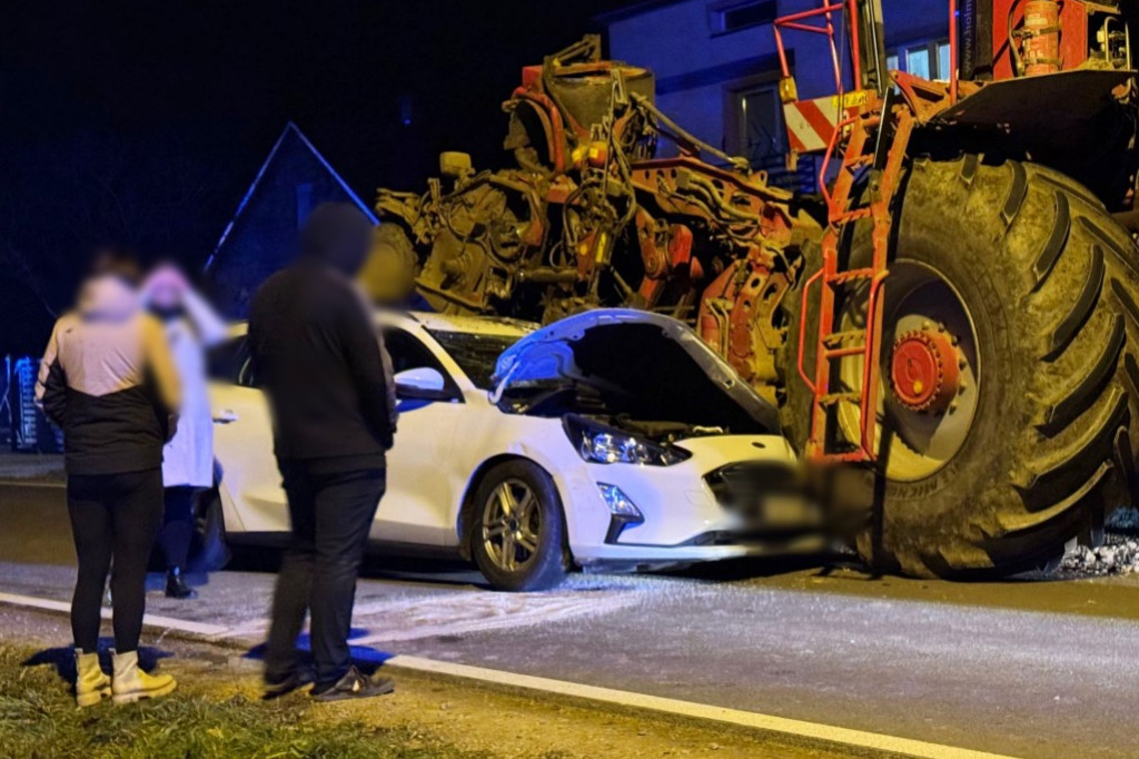 Zderzenie forda z kombajnem