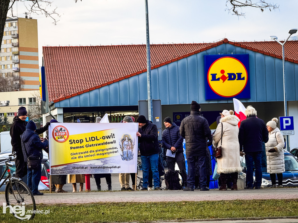 Pikieta pod Lidlem. Odmawiają różaniec