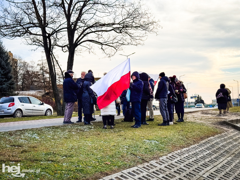 Pikieta pod Lidlem. Odmawiają różaniec