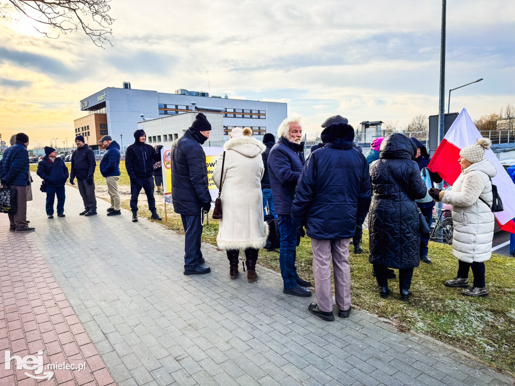 Pikieta pod Lidlem. Odmawiają różaniec