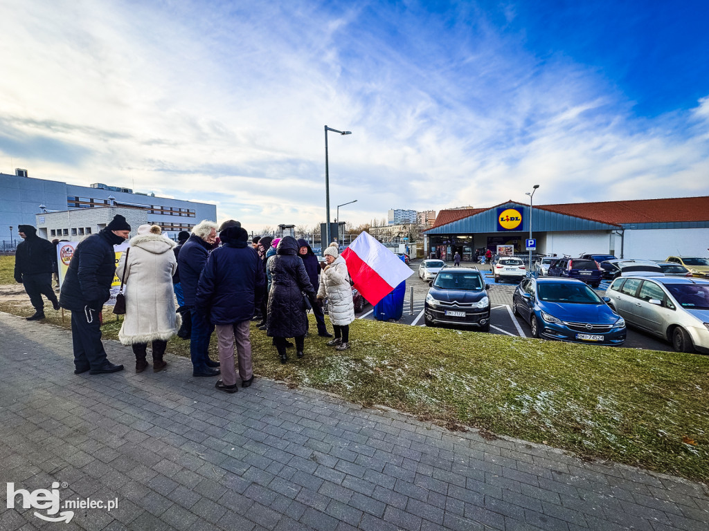 Pikieta pod Lidlem. Odmawiają różaniec