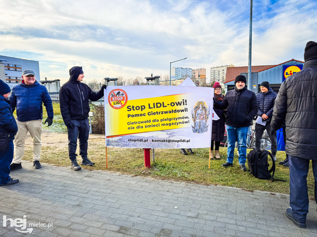 Pikieta pod Lidlem. Odmawiają różaniec