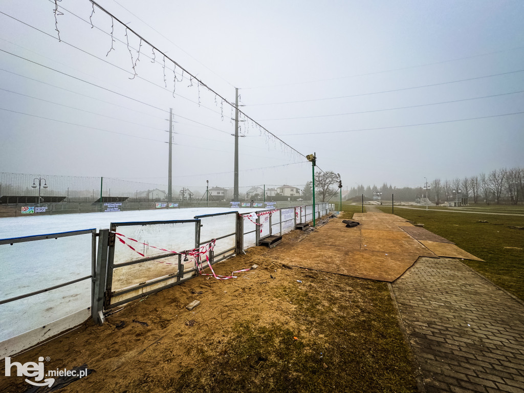 Niedokończona instalacja lodowiska na Smoczce w Mielcu