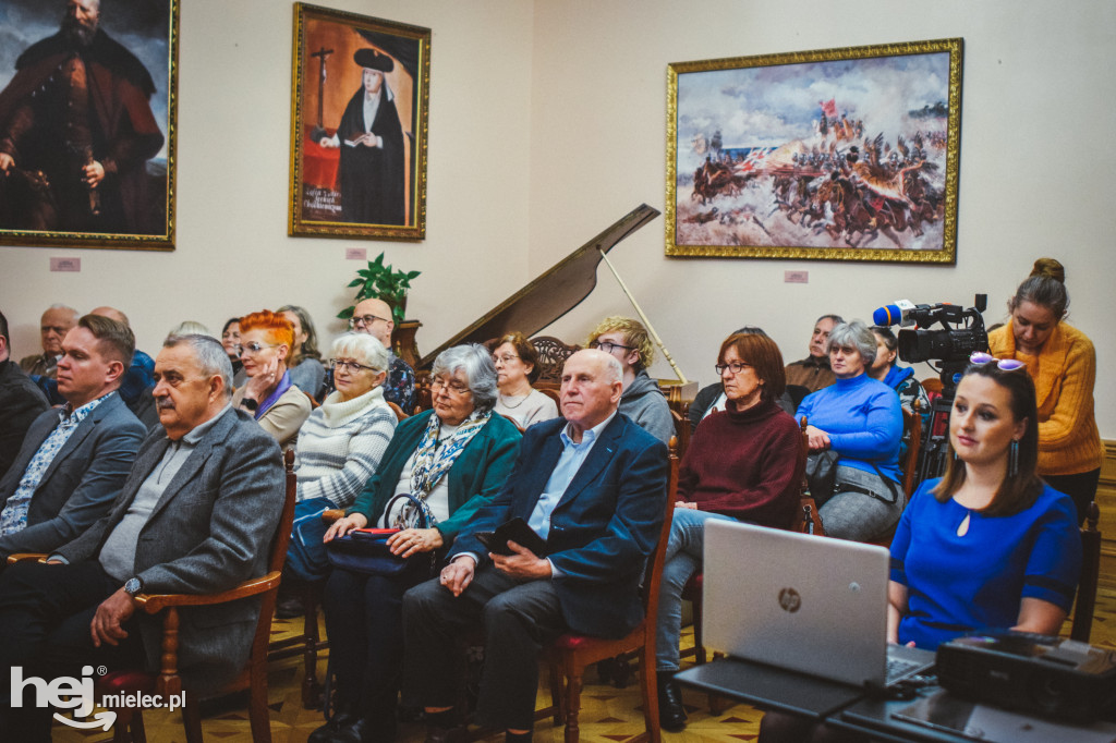 Wystawa w Pałacyku Oborskich - Wagi i Żelazka