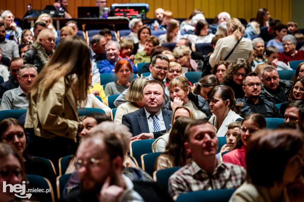 „Rzeszowiacy” folkowo na Dzień Kobiet