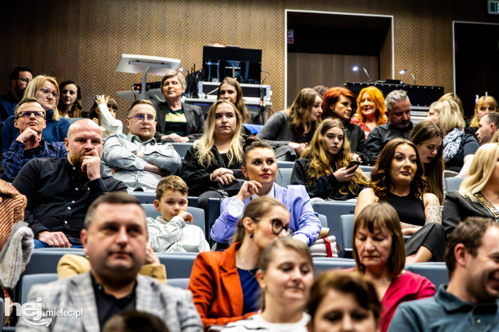 Janek Szynal, muzycy i pełna publika