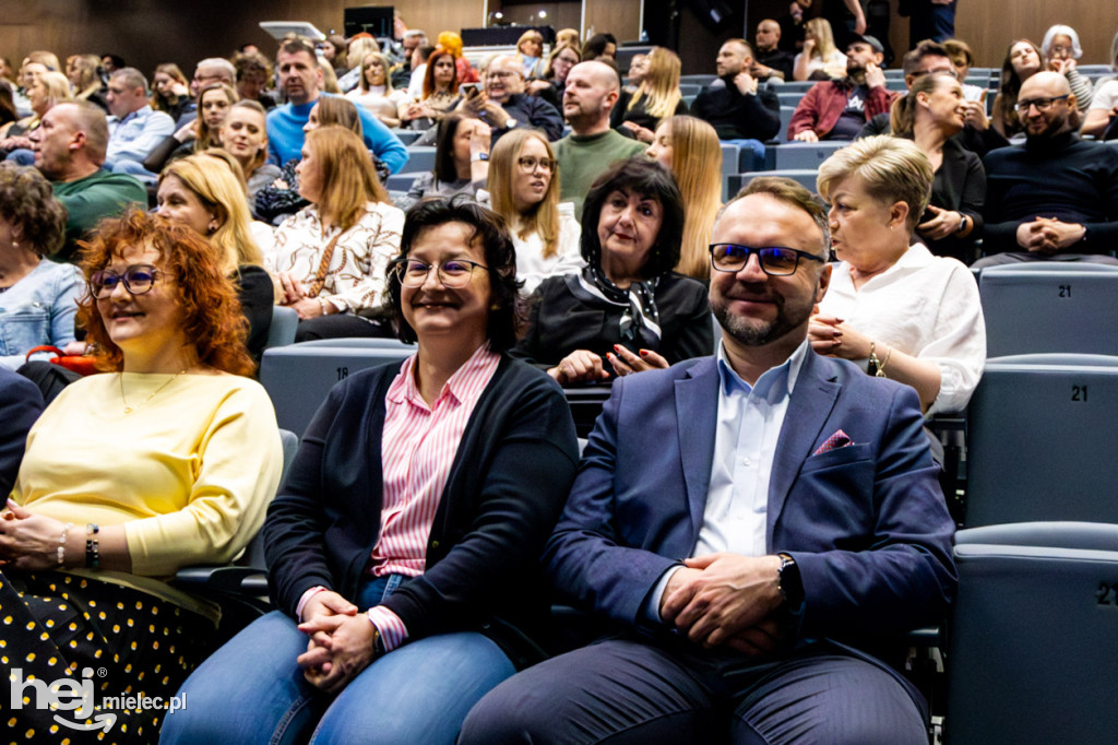 Janek Szynal, muzycy i pełna publika