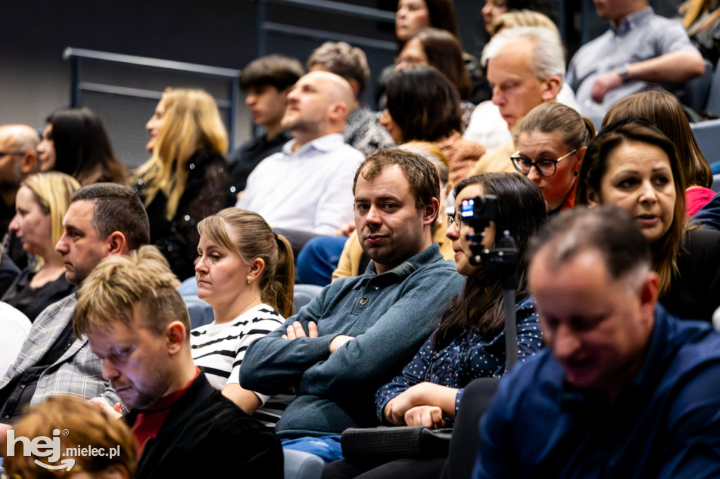 Janek Szynal, muzycy i pełna publika