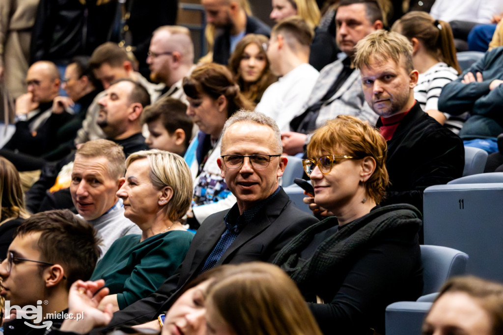 Janek Szynal, muzycy i pełna publika