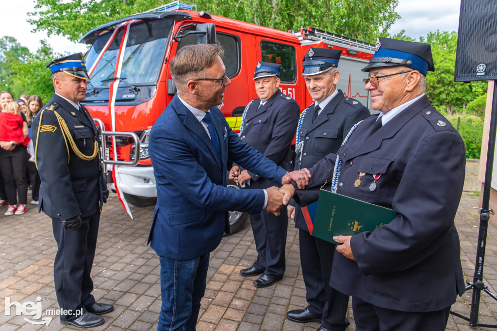 Nowy wóz OSP Zaduszniki i kapliczka