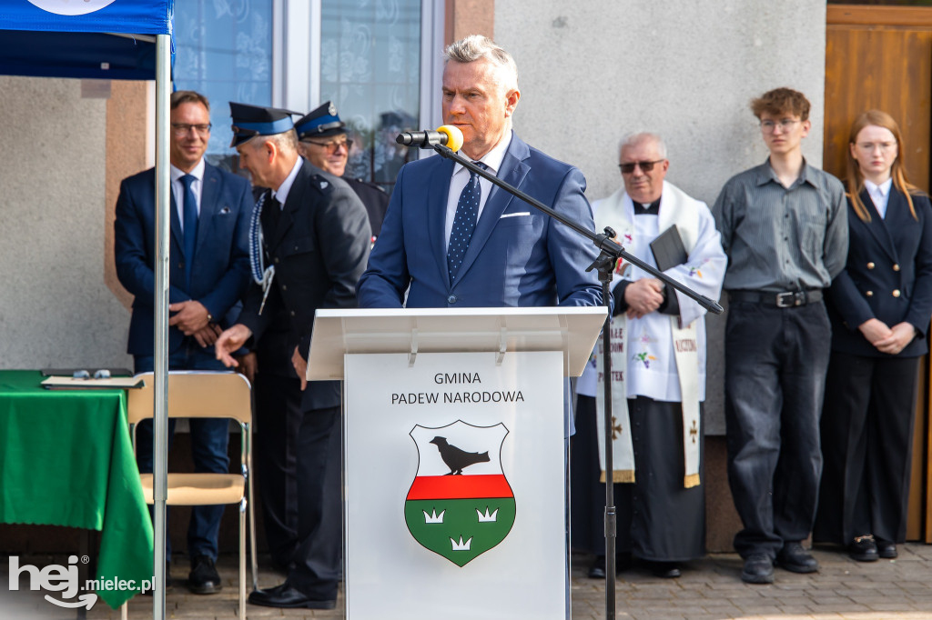 Nowy wóz OSP Zaduszniki i kapliczka