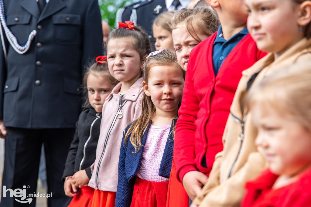 Nowy wóz OSP Zaduszniki i kapliczka
