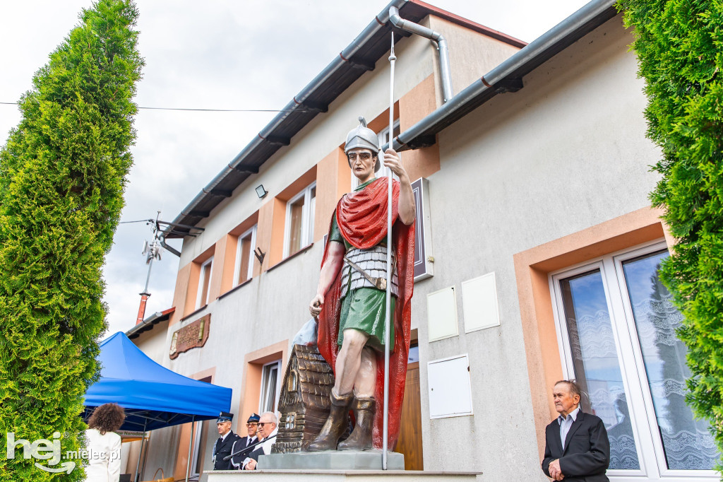 Nowy wóz OSP Zaduszniki i kapliczka