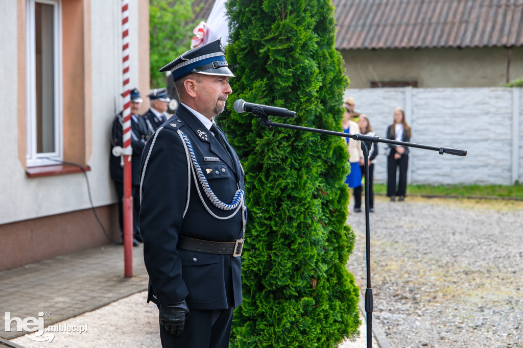 Nowy wóz OSP Zaduszniki i kapliczka