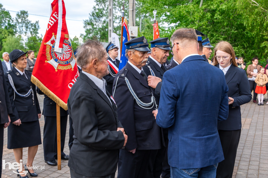 Nowy wóz OSP Zaduszniki i kapliczka