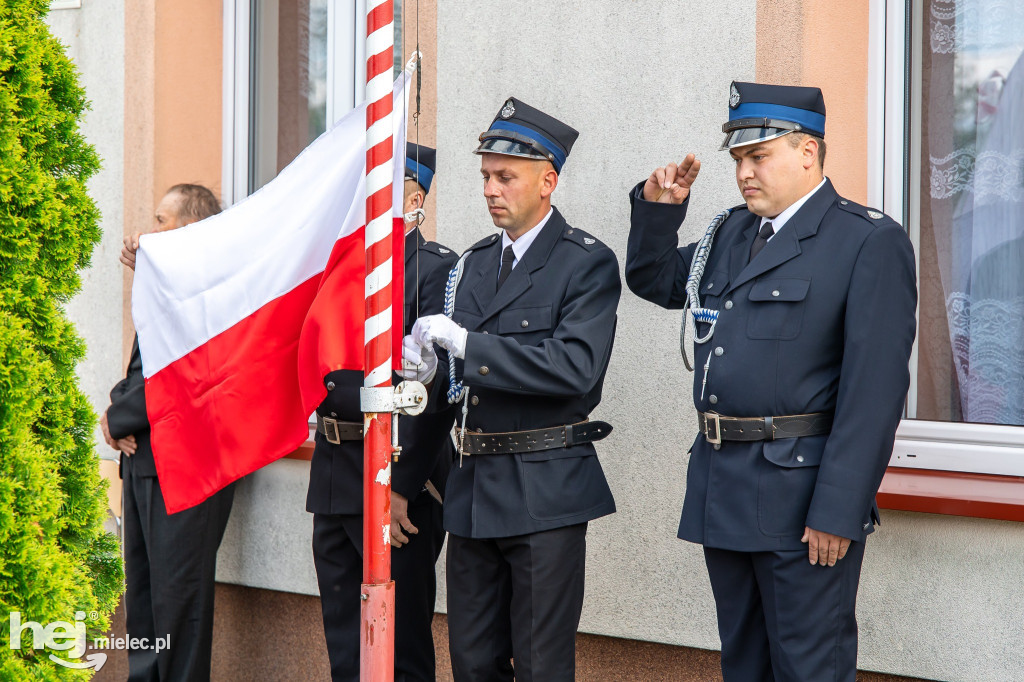 Nowy wóz OSP Zaduszniki i kapliczka