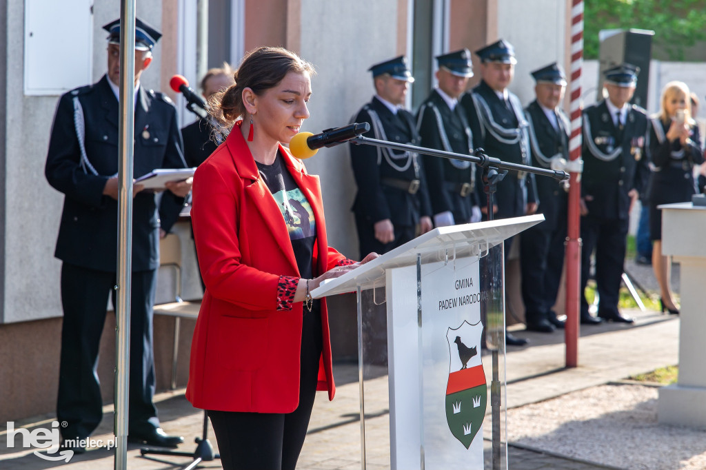 Nowy wóz OSP Zaduszniki i kapliczka