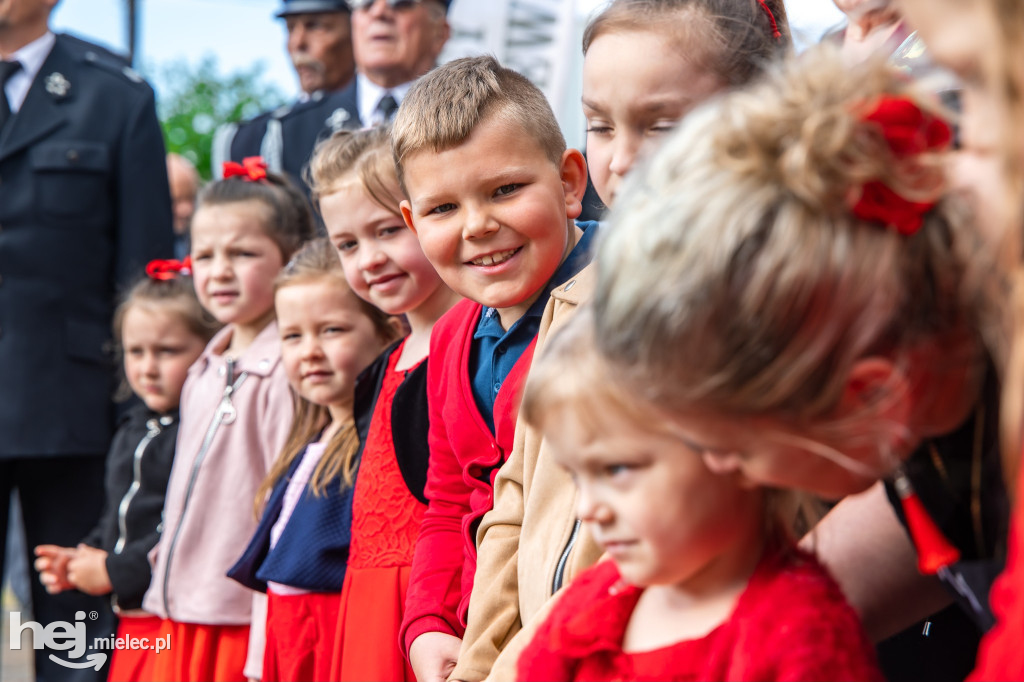 Nowy wóz OSP Zaduszniki i kapliczka