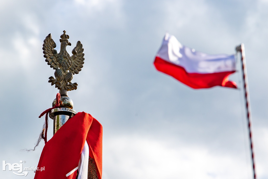 Nowy wóz OSP Zaduszniki i kapliczka