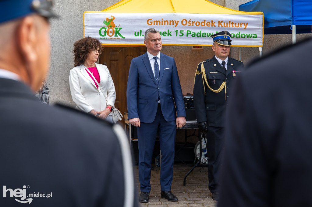 Nowy wóz OSP Zaduszniki i kapliczka