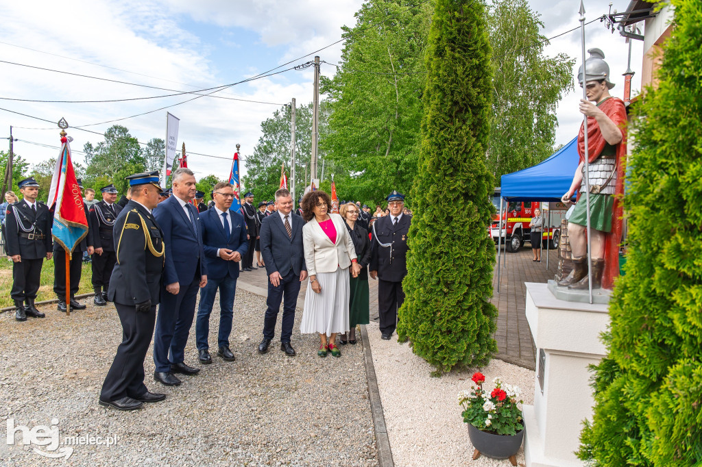 Nowy wóz OSP Zaduszniki i kapliczka