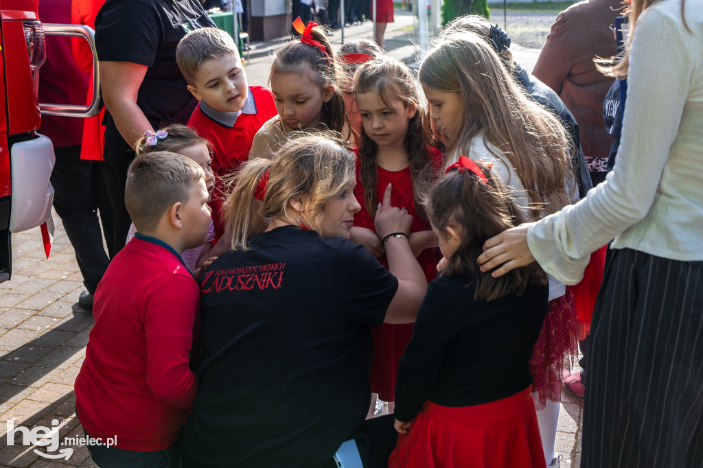 Nowy wóz OSP Zaduszniki i kapliczka