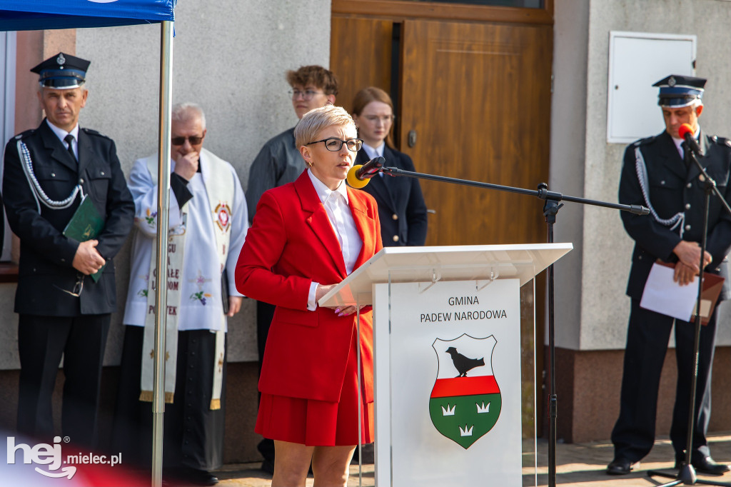 Nowy wóz OSP Zaduszniki i kapliczka