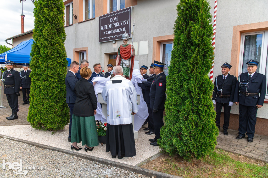 Nowy wóz OSP Zaduszniki i kapliczka