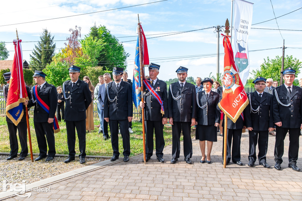 Nowy wóz OSP Zaduszniki i kapliczka