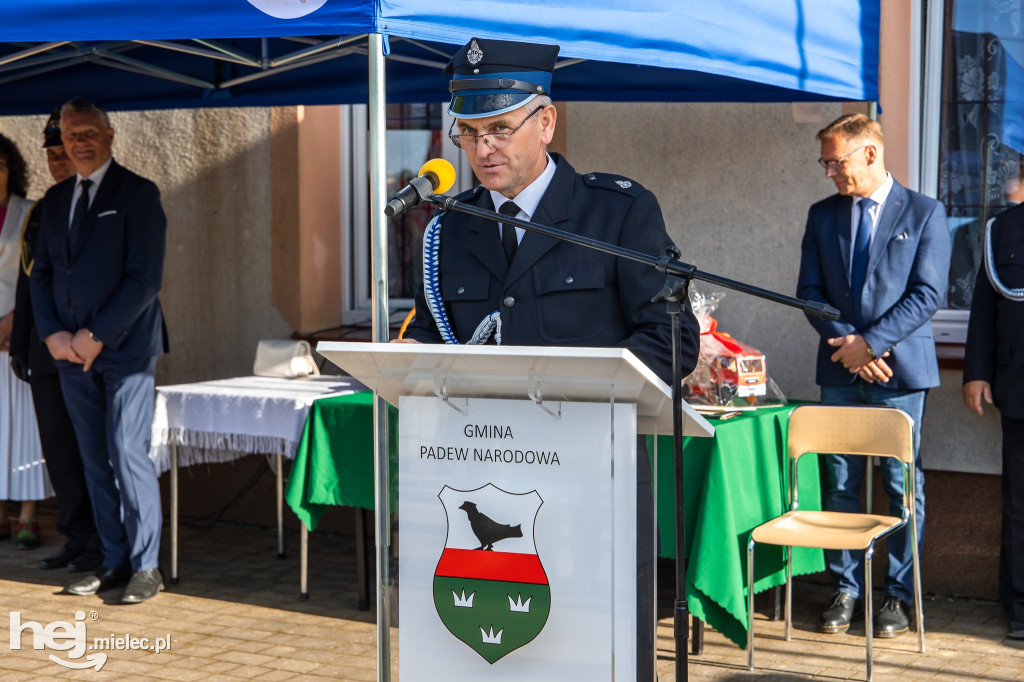 Nowy wóz OSP Zaduszniki i kapliczka