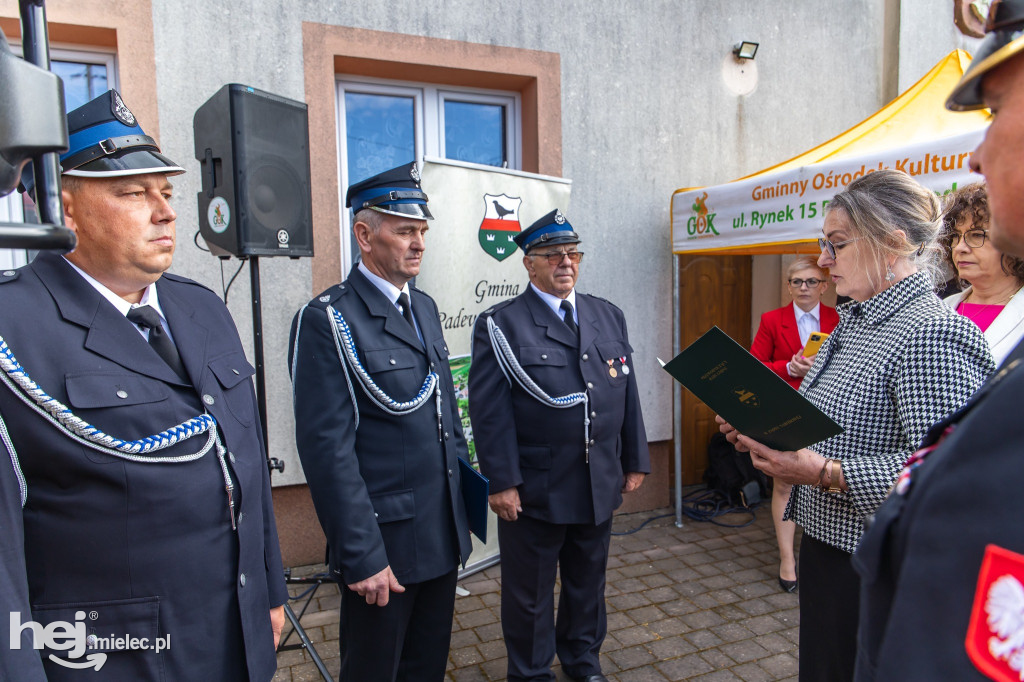 Nowy wóz OSP Zaduszniki i kapliczka