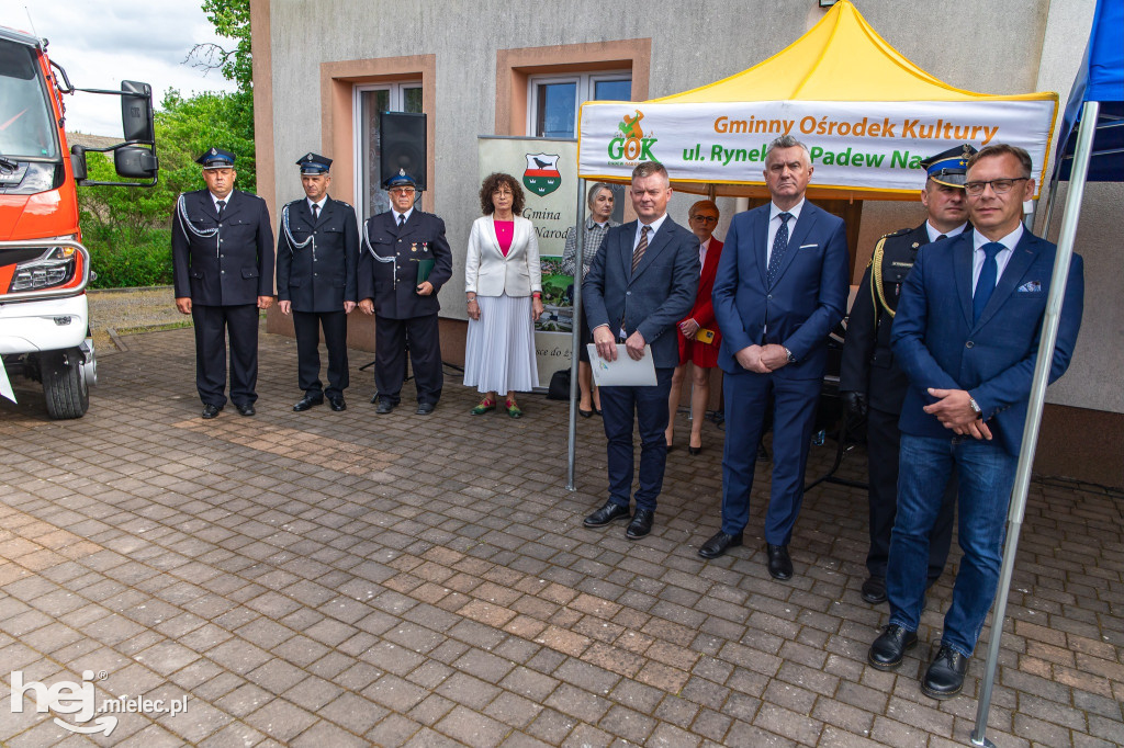 Nowy wóz OSP Zaduszniki i kapliczka