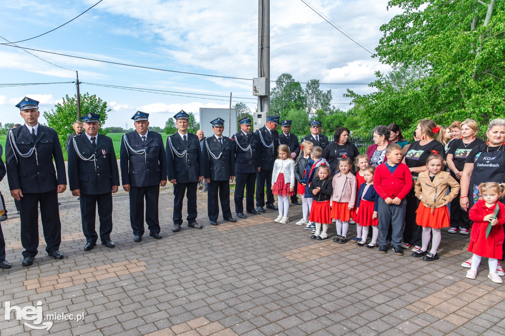 Nowy wóz OSP Zaduszniki i kapliczka